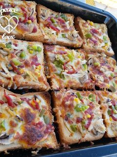 عکسی از دستور پیتزا با نان تست🍕