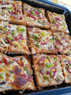عکسی از دستور پیتزا با نان تست🍕