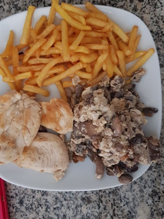Una foto de Pollo con champiñones revueltos