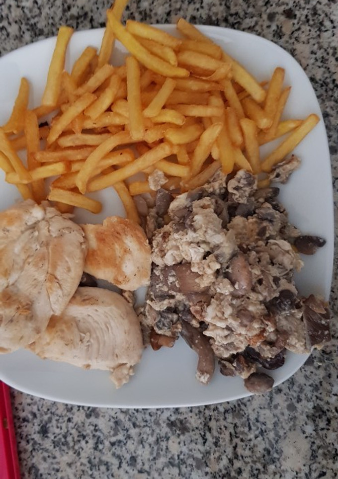 Una foto de Pollo con champiñones revueltos