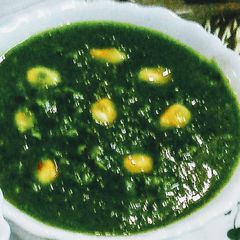 A picture of Corn in spinach gravy.