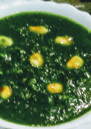 A picture of Corn in spinach gravy.