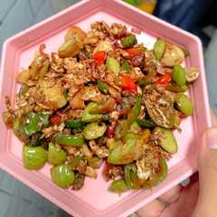 รูปของ Oseng Pete + telor + cabe gendot