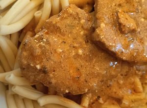 Tejfölös karaj makarónival recept fotója