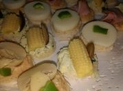 Una foto de pastas para canapes de pollo