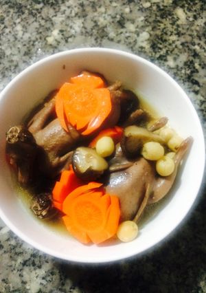 Hình của món Chim cút hầm nấm hạt sen.
