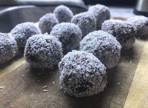 Una foto de Brigadeiros de cacao y coco