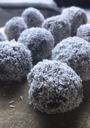 Una foto de Brigadeiros de cacao y coco