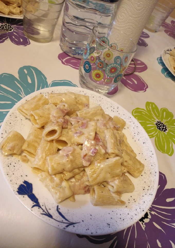 Una foto de Rigattoni a la carbonara