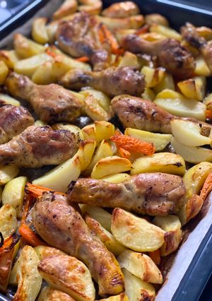 Une photo de Pilons de poulet et pommes de terre au four