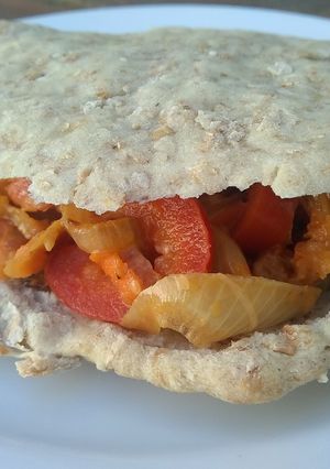 Una foto de Sándwich de vegetales y queso