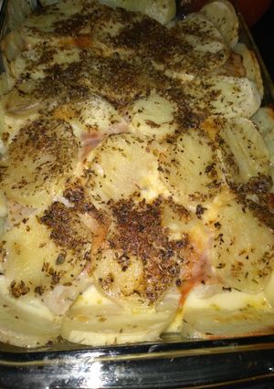 Una foto de Filet de merluza con papas y crema !!