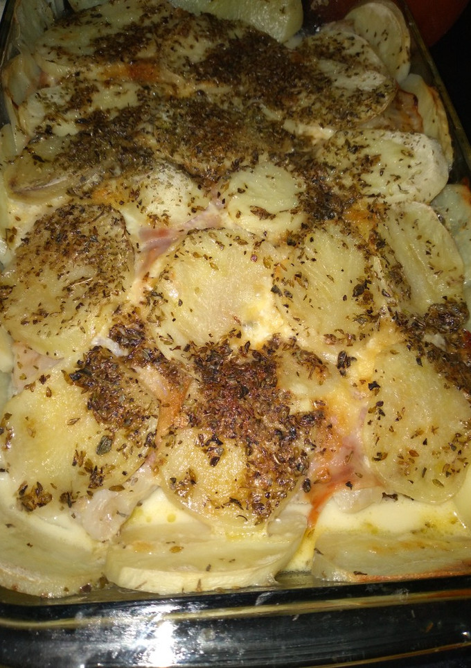Una foto de Filet de merluza con papas y crema !!