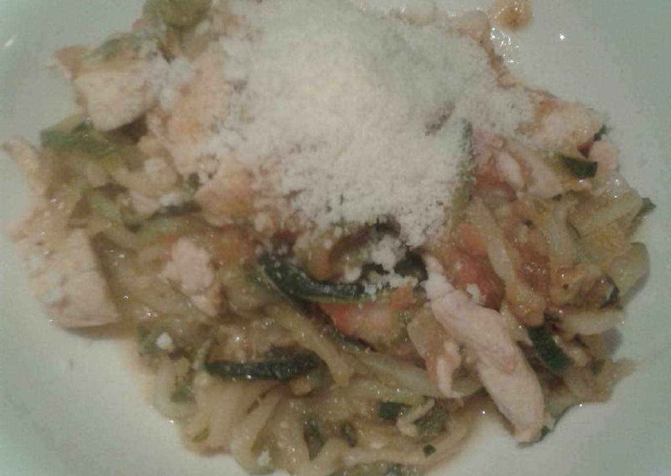 Espaguetis de calabacín con pollo y queso dieta