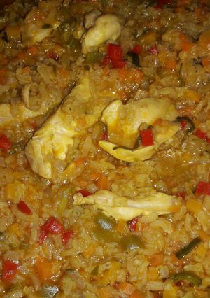 Una foto de Pollo con Arroz Multicolor