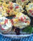 Huevos rellenos de langostinos y serrano con mayonesa de aguacate
