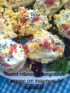 Una foto de Huevos rellenos de langostinos y serrano con mayonesa de aguacate