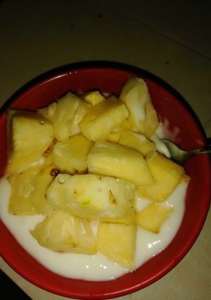 A picture of Yogo_pineapple😋. Smoothie in a bowl.