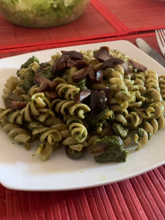 Una foto de Pasta integral y pesto