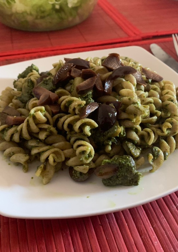 Una foto de Pasta integral y pesto