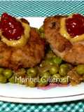 Filetes de carne picada con guarnición de guisantes