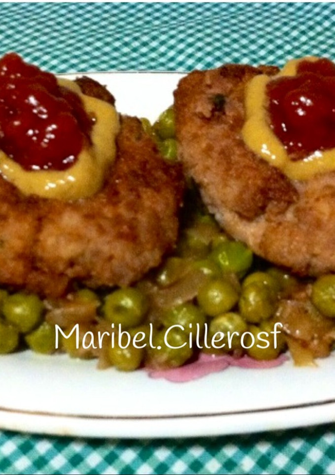 Una foto de Filetes de carne picada con guarnición de guisantes