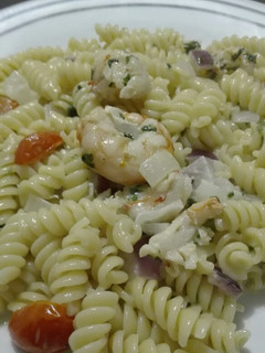 Una foto de Fideos con salsa de camarones y vegetales