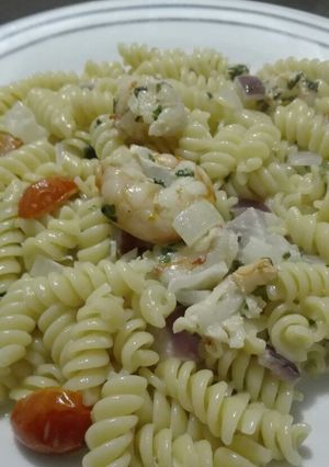 Una foto de Fideos con salsa de camarones y vegetales