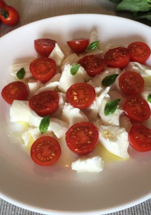 Una foto de Amanida caprese 🌱🍅🧀