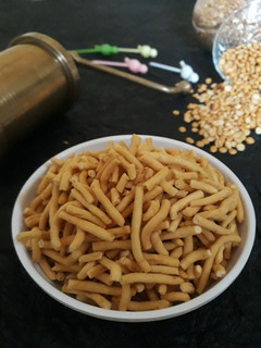 ચણા ના લોટ ની સેવ (Chana Flour Sev Recipe In Gujarati) રેસીપી મુખ્ય ફોટો