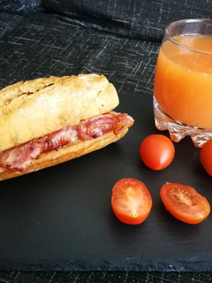 Una foto de Bocata caliente con panceta ahumada y parmesano con zumo cítrico