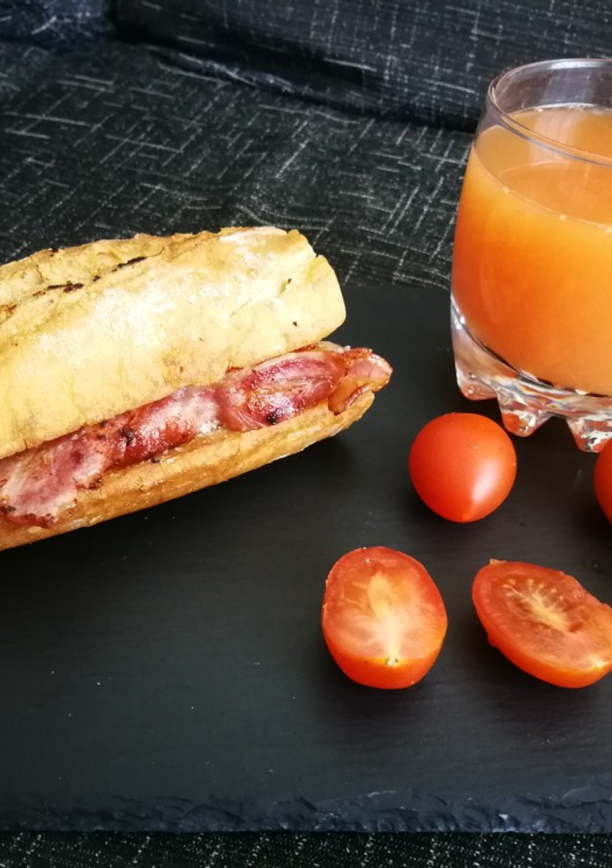 Una foto de Bocata caliente con panceta ahumada y parmesano con zumo cítrico