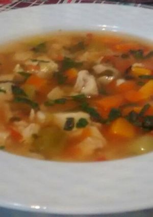 Una foto de Sopa de pollo mediterránea con apio España