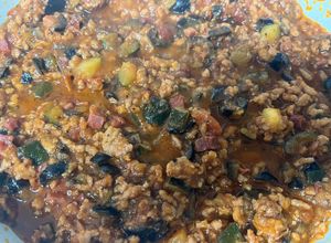 Una foto de Salsa Boloñesa con calabacín, jamón serrano y aceitunas negras !!!!
