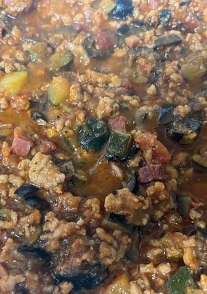 Una foto de Salsa Boloñesa con calabacín, jamón serrano y aceitunas negras !!!!