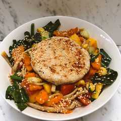 Una foto de Almuerzo saludable: Pasta con vegetales y fruta 🌶🌽🥦