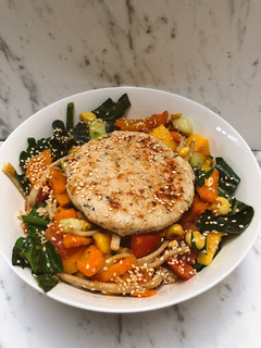 Una foto de Almuerzo saludable: Pasta con vegetales y fruta 🌶🌽🥦