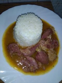 Una foto de Carne de codillo en su salsa con arroz blanco