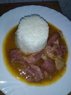 Una foto de Carne de codillo en su salsa con arroz blanco