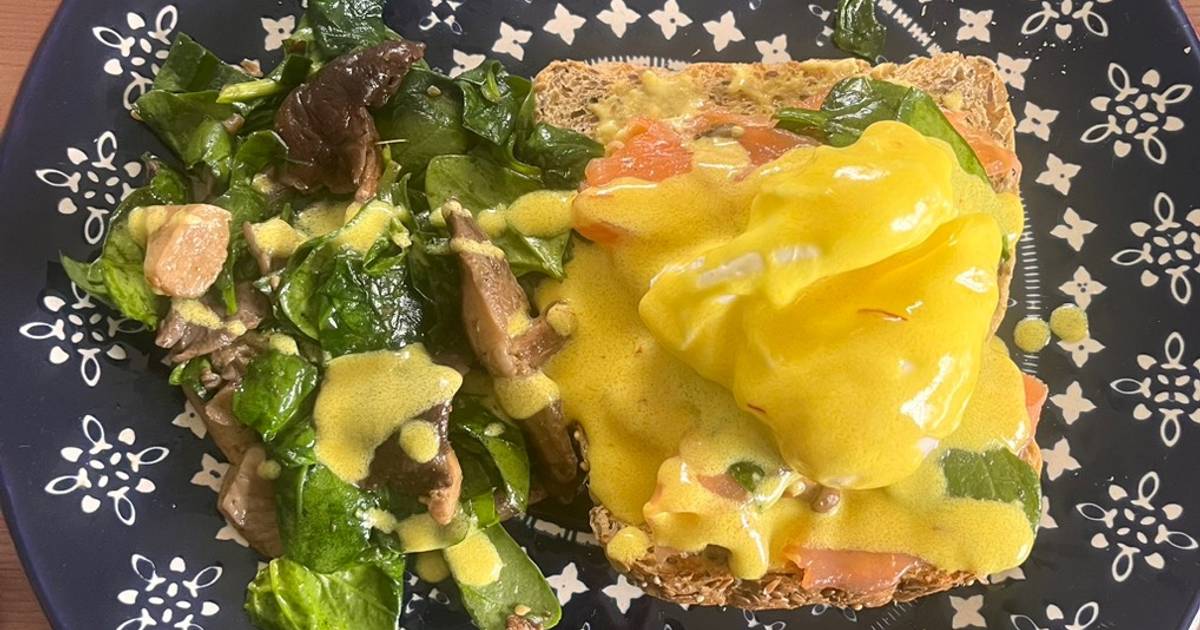 The perfect homemade Eggs Royale + hollandaise + mushroom and spinach