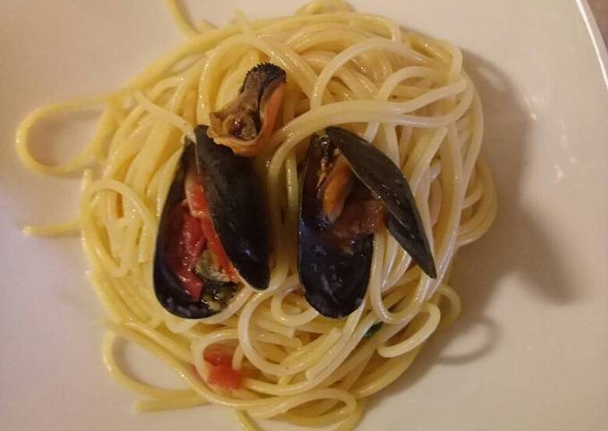 Spaghetti with mussels and fresh tomatoes