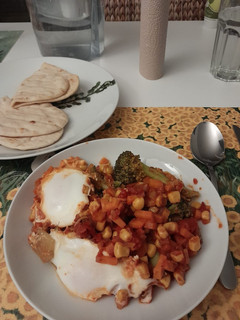 Una foto de Shakshuka con pan de pita