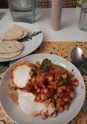 Una foto de Shakshuka con pan de pita
