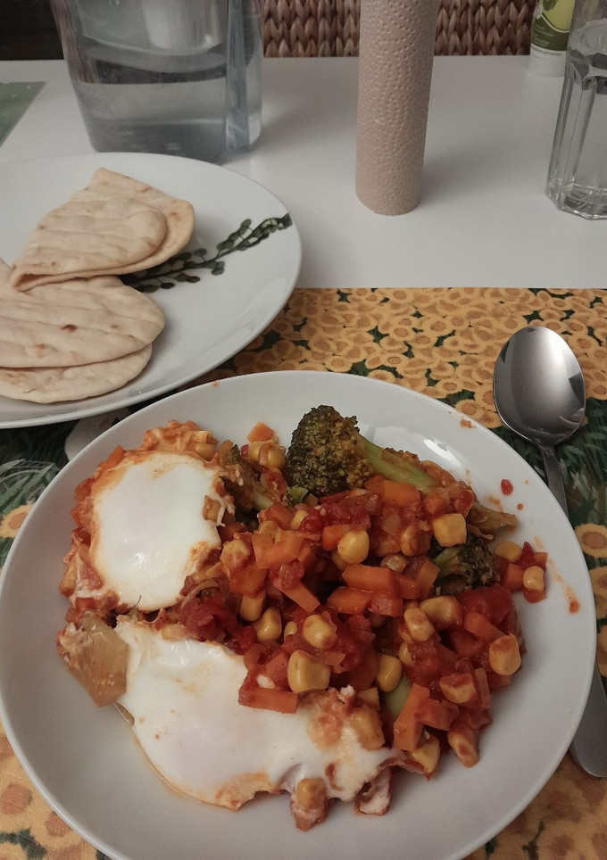 Una foto de Shakshuka con pan de pita