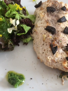 Una foto de Corvina negra al limón y ajo negro