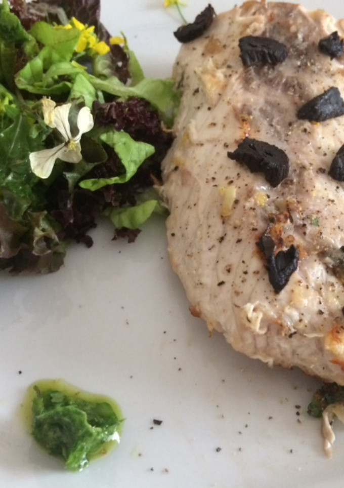 Una foto de Corvina negra al limón y ajo negro