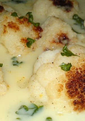 Fehér krémes leves sült karfiollal recept fotója