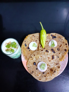 આલુ પરાઠા અને લસ્સી(aalu parotha recipe in gujarati) રેસીપી મુખ્ય ફોટો