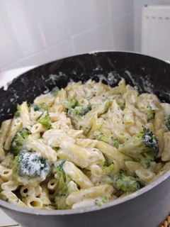 Una foto de Macarrones con salsa Alfredo y brócoli 🌱