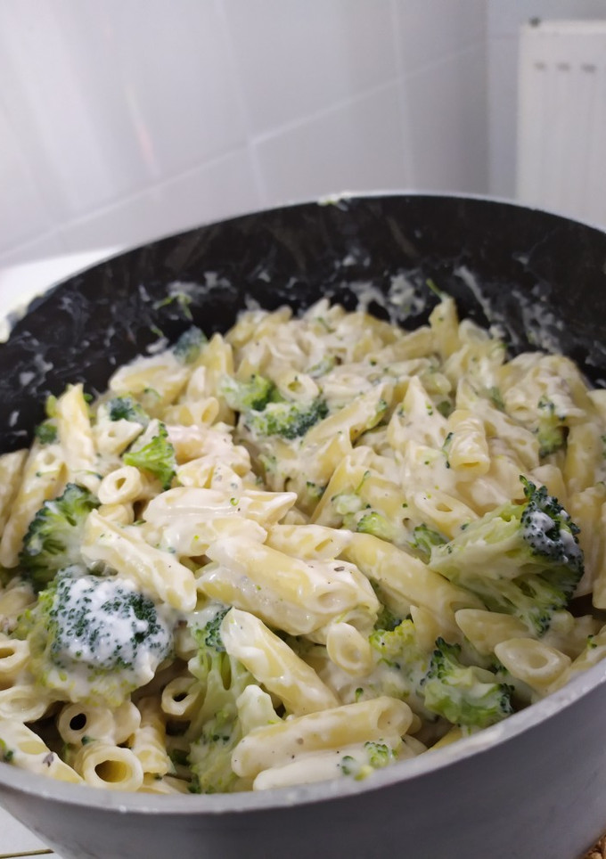 Una foto de Macarrones con salsa Alfredo y brócoli 🌱
